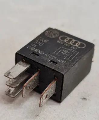 Volkswagen PASSAT B5 Other relay 8Z0951253 A1001X50