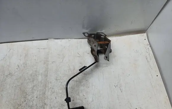 Mitsubishi Outlander Clutch pedal P010