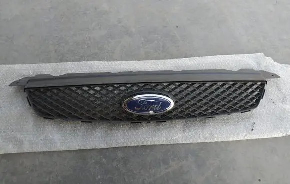 Ford Focus Front bumper upper radiator grill 4M518138AE