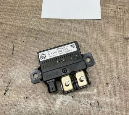Mercedes-Benz Sprinter W906 Battery control module A0009822023 1110029