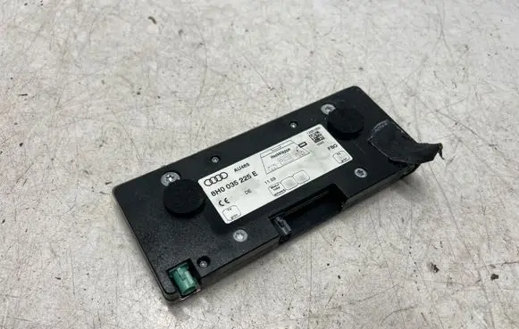 Audi A4 S4 B6 8E 8H Aerial antenna amplifier AU465