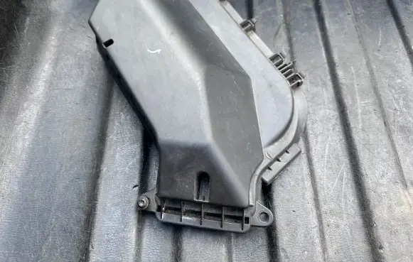 Porsche Macan (95B) Air filter box cover 95B907613