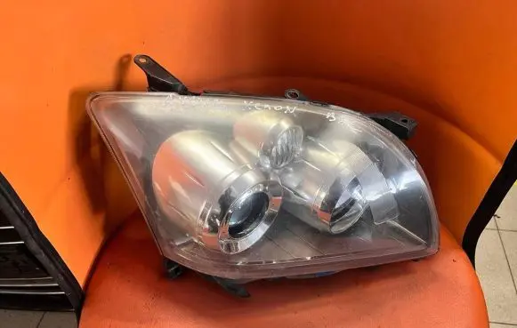 Toyota Avensis T250 Headlight/headlamp