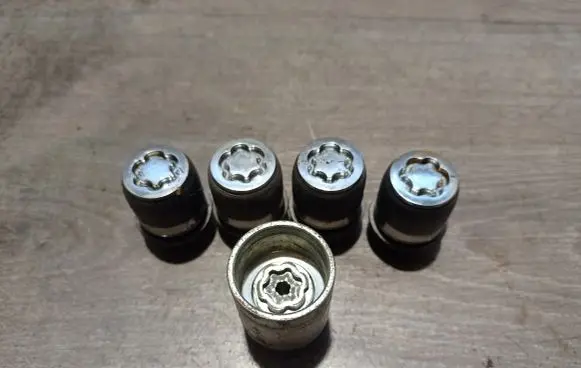 Volvo V40 Anti-theft wheel nuts and lock 