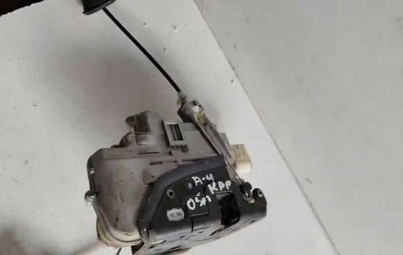 Audi A4 S4 B7 8E 8H Front door lock 8E1837015AA