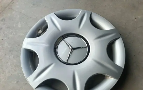 Mercedes-Benz E W210 R16 wheel hub/cap/trim 2104010324 A2104010324