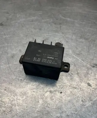 Mercedes-Benz E W210 Charging relay A0025423819 V23132A200114