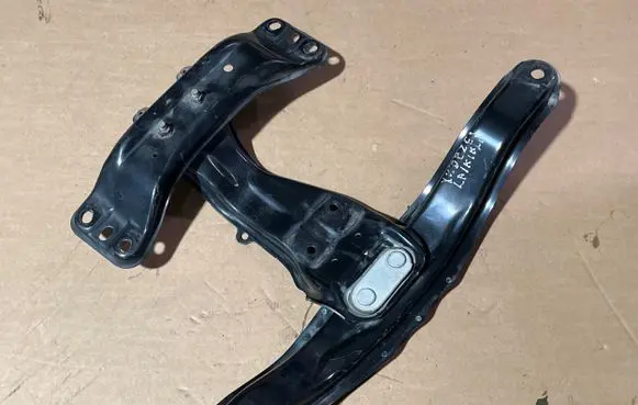 Subaru XV II Gearbox mounting bracket