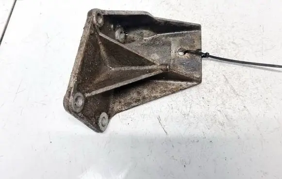 Engine mounting bracket