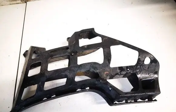 Front bumper mounting bracket