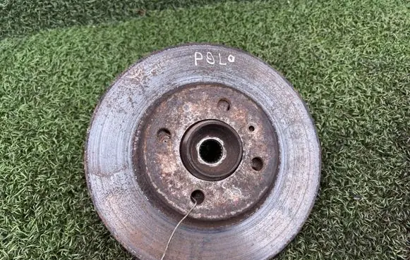 Volkswagen Polo III 6N 6N2 6NF Front wheel hub spindle knuckle 6N0498625A