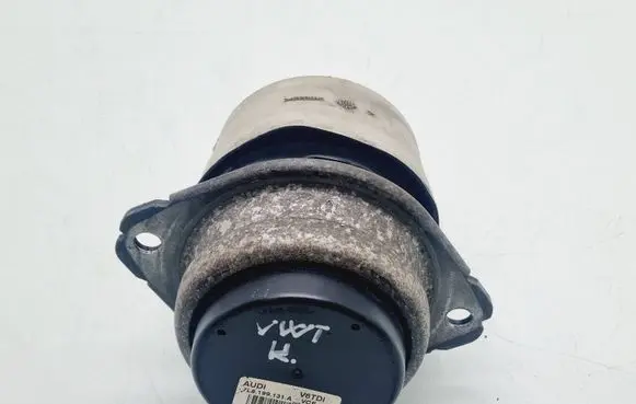 Volkswagen Touareg I Engine mount bracket 7L8199131A