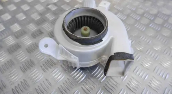Toyota Prius (XW20) Hybrid/electric vehicle battery fan 8713047070