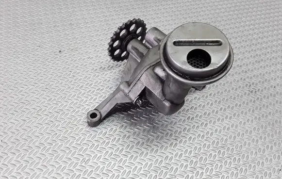 Mercedes-Benz Vito Viano W638 Oil pump 6061810801