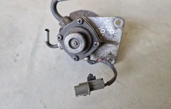 Mitsubishi L200 Fuel filter bracket/mount holder 