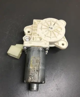 Mercedes-Benz CLS C219 Front door window regulator motor 0130821433