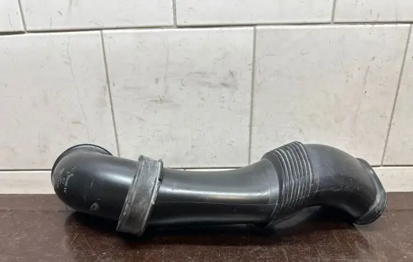 Audi Q7 4L Air intake duct part 7L6128752B 7L6128609