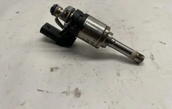 Volkswagen Jetta VII Fuel injector 04E906036AL