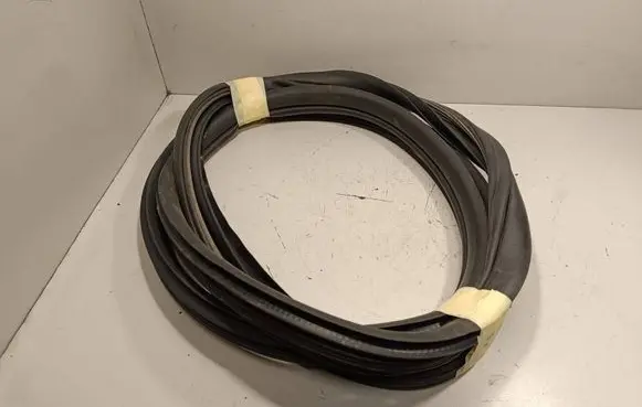 Nissan Navara D40 Rear door rubber seal (on body) 