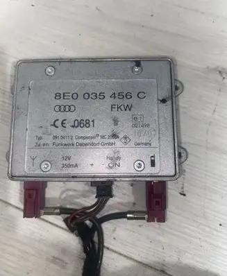 Audi A4 S4 B7 8E 8H Antenna control unit 8E0035456C 09104112 0681