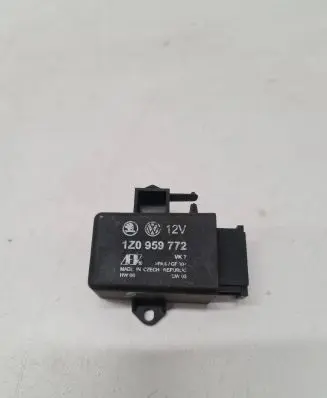 Volkswagen PASSAT B6 Seat heating relay 1Z0959772