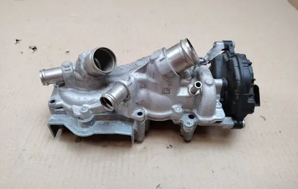 Volkswagen Golf VII Water pump 05E121042B
