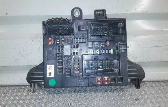 Opel Insignia A Fuse module 13277318