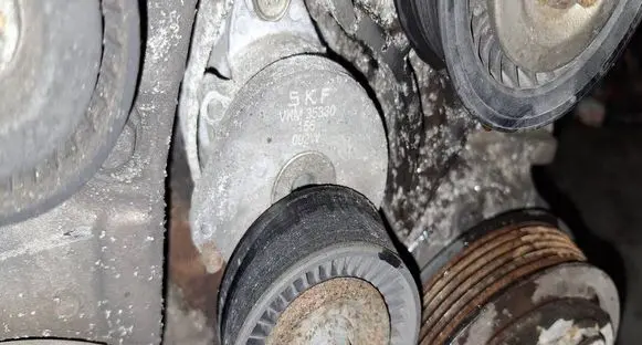 Opel Insignia A Generator/alternator belt tensioner VKM35330