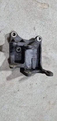 Suzuki Grand Vitara I Engine mounting bracket