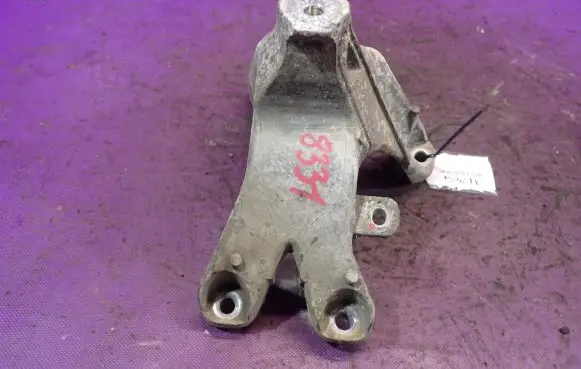 Audi A4 S4 B8 8K Engine mounting bracket 8K0199308BE