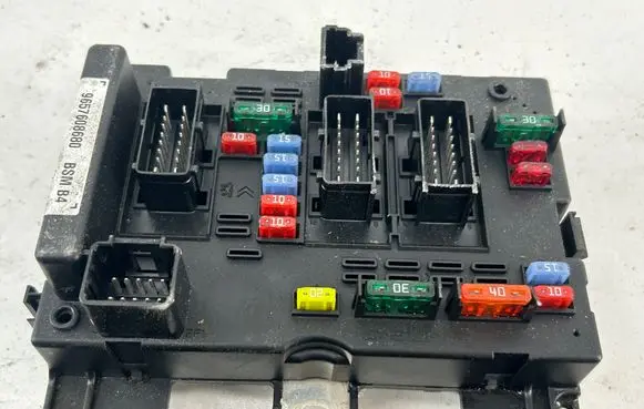 Peugeot 206 Fuse module 9657608680 67327649