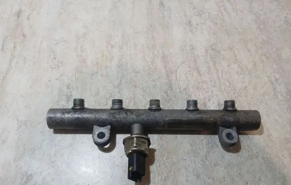 Volvo V50 Fuel main line pipe 9645689580