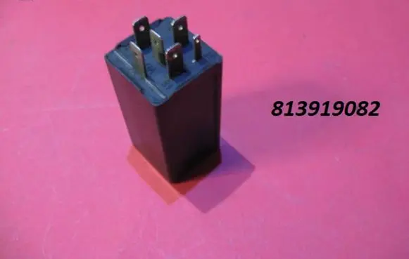 Volkswagen Jetta I Hazard warning light relay 813919082