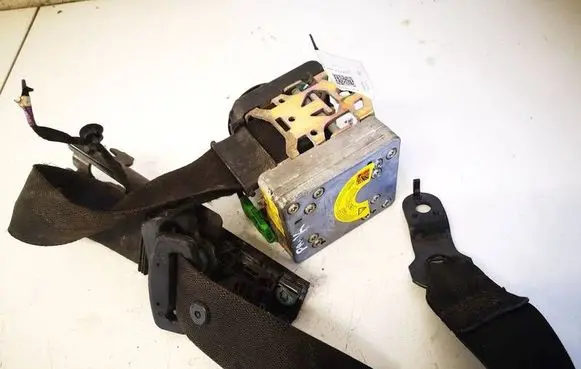 Mercedes-Benz C W203 Front seatbelt 33015929E