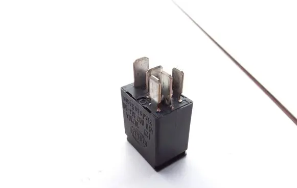 Volvo S80 Hazard warning light relay 9441161 4RD00781400