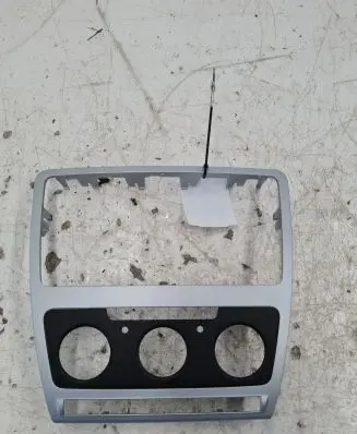 Skoda Octavia Mk2 (1Z) Radio/GPS head unit trim 