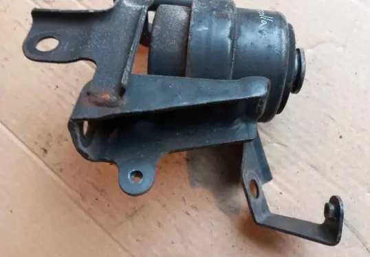 Toyota Corolla Verso E121 Engine mount bracket