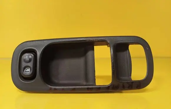 Nissan Primera Electric window control switch 221891