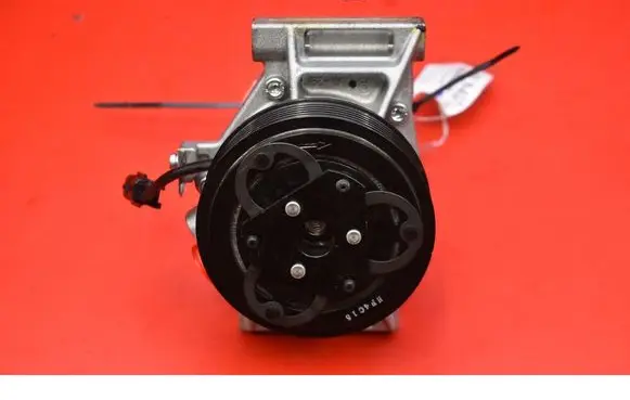 Dacia Sandero Air conditioning (A/C) compressor (pump) 926008469R