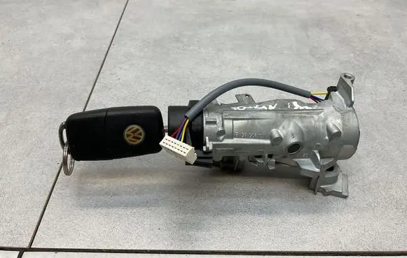 Volkswagen Touran II Ignition lock 1K0905851B 1K0905865A