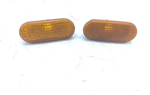 Front fender indicator light