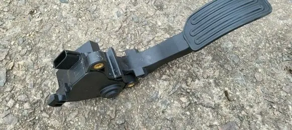 Nissan Leaf I (ZE0) Accelerator throttle pedal 180023ra0b