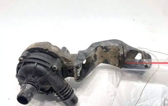 BMW 5 G30 G31 G38 Oil filter mounting bracket 8840613