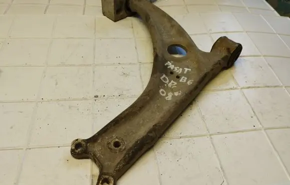 Volkswagen PASSAT B6 Front lower control arm/wishbone 3C0407153B