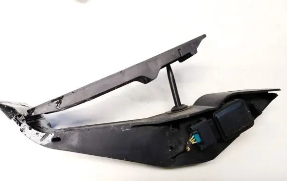 Accelerator throttle pedal