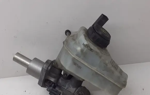 Volkswagen Touran II Master brake cylinder