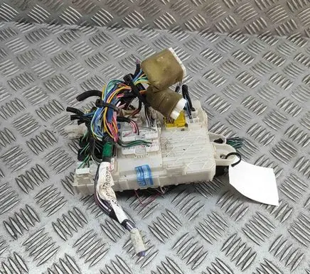 Toyota Hilux (AN10, AN20, AN30) Fuse module 827300K060
