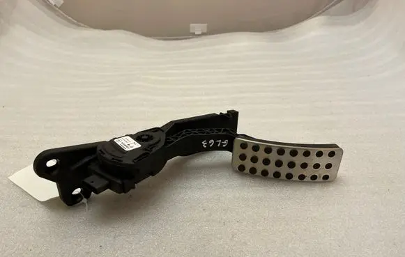 Mercedes-Benz GL X166 Accelerator throttle pedal A1663000204