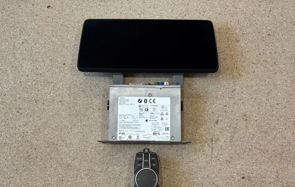 Radio/CD/DVD/GPS head unit