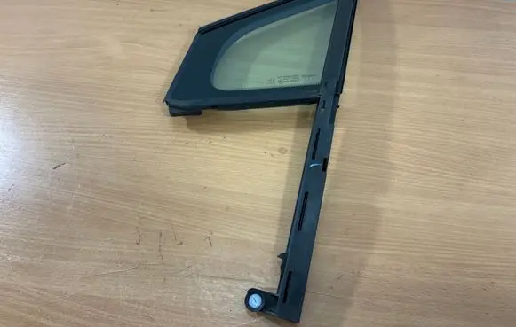 Peugeot 3008 I Front door vent window glass four-door DOT211M68AS2 43R000017